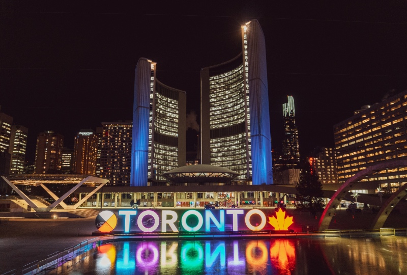 Letras de Toronto y edificios en la noche