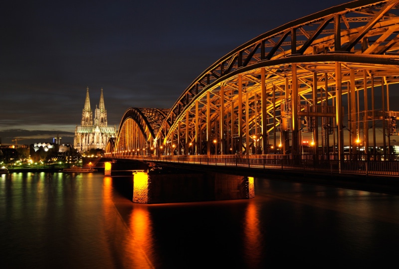 Estudiar alemán en Alemania Puente Hohenzollern de noche, Cologne